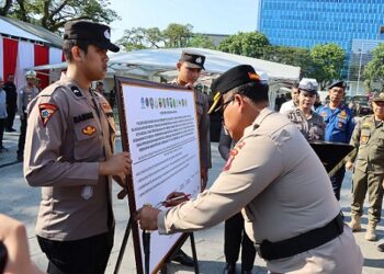 Kapolrestabes Medan, Kombes Pol. Dr. Gidion Arif Setyawan saat memimpin apel bersama stakeholder dalam rangka optimalisasi layanan pengaduan melalui Call Center 110 di wilayah hukum Polrestabes Medan di Lapangan Merdeka,. (Foto Ist)