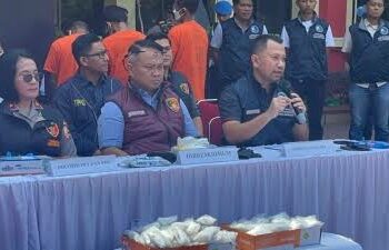 Dirresnarkoba Polda Sumut, Kombes Pol Jean Calvijn Simanjuntak memaparkan penyelundupan sabu lintas negara seberat 7,5 kilogram yang dikendalikan jaringan internasional dari Malaysia. (Foto Ist)