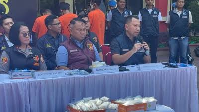 Dirresnarkoba Polda Sumut, Kombes Pol Jean Calvijn Simanjuntak memaparkan penyelundupan sabu lintas negara seberat 7,5 kilogram yang dikendalikan jaringan internasional dari Malaysia. (Foto Ist)