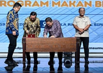 Wali Kota Pematangsiantar Wesly Silalahi SH MKn bersama 32 bupati/wali kota lse Sumut bersama Badan Gizi Nasional menandatangani Nota Kesepahaman Percepatan Pengadaan Lahan untuk Pendirian SPPG Program Nasional Makan Bergizi Gratis di Aula Raja Inal Siregar Kantor Gubernur Sumut