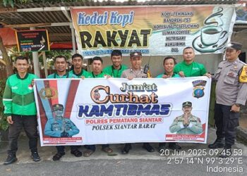 piket Bhabinkamtibmas BRIPKA Agus S. Rumahorbo dan BRIPKA I. Surya Darma menggelar kegiatan Jumat Curhat Kamtibmas kepada warga