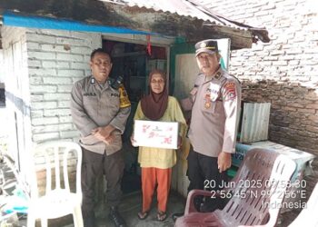 Kanit Samapta IPDA Irwan Saragih SH bersama Bhabinkamtibmas Kelurahan Sipinggol pinggol BRIPKA Agus Rumahorbo dan Bhabinkamtibmas Kelurahan Teladan BRIPKA Surya Darma berikan bansos kepada Ibu Sadianah.