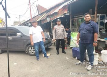 Kasub Sekor Pasar Horas AIPTU Edi Syahputra SH bersama petugas Trantib PD PHJ saat patroli jalan kaki diseputaran Pasar Horas