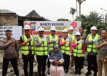 Kapolrestabes, Kombes Pol. Dr. Gidion Arif Setyawan menghadiri kegiatan seremoni bedah rumah dalam rangka HUT Bhayangkara ke-79. (Foto Ist)