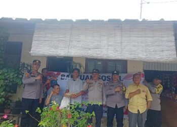 Kapolsek Tanah Jawa Kompol Asmon Bufitra, S.H. M.H bersama personil menyalurkan bansos kepada warga yang sakit