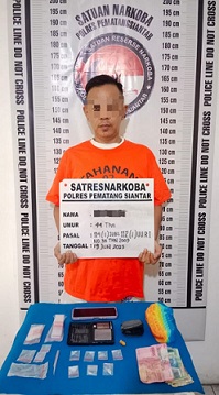 Tersangka DW alias Dedi bserta barang bukti