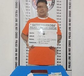 Tersangka AAS alias Acai beserta barang bukti 