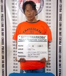 Tersangka BS alias Bayu beserta barang bukti