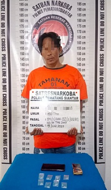 Tersangka BS alias Bayu beserta barang bukti