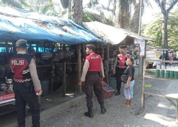 Satuan Samapta Polres Pematangsiantar dipimpin AIPTU A. Saragih melaksanakan patroli dalam rangka mengantisipasi gangguan keamanan dan ketertiban masyarakat (Guantibmas) di Jalan Sisingamangaraja