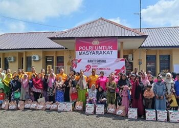 Polres Simalungun saat bagikan 350 paket sembako kepada warga membutuhkan
