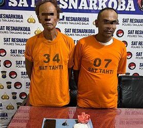 Kedua tersangka pengedar sabu, S.H.U alias P.D dan SF serta barang bukti 