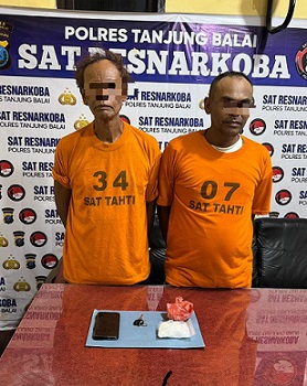 Kedua tersangka pengedar sabu, S.H.U alias P.D dan SF serta barang bukti