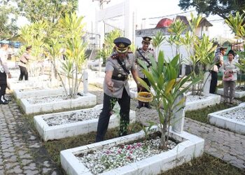 Kapolres Tanjungbalai, AKBP Yon Edi Winara, S.H., S.I.K., M.H pimin ziarah dan tabur bunga di Taman Makam Pahlawan