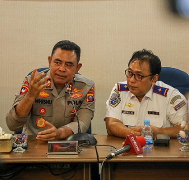 Kapolda Sumut Irjen Pol Whisnu Hermawan Februanto saat memberikan keterangan kepada wartawan terkait ancaama bom pesawat Saudi Airlines Kode SV-5688. (Foto Ist)