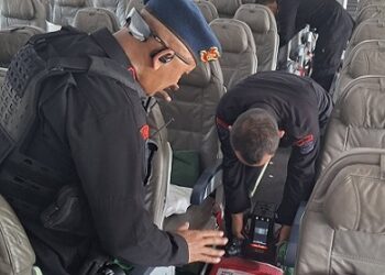 Personil Brimob Polda Sumut dipimpin Komandan Satuan Brimob Polda Sumut, Kombes Pol Rantau Isnur Eka lakukan pemeriksaan pesawat Saudia Airlines nomor penerbangan SV-5688 rute Jeddah–Muscat–Surabaya yang mendarat di Bandara Kualanamu. (Foto Ist)