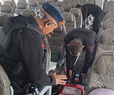 Personil Brimob Polda Sumut dipimpin Komandan Satuan Brimob Polda Sumut, Kombes Pol Rantau Isnur Eka lakukan pemeriksaan pesawat Saudia Airlines nomor penerbangan SV-5688 rute Jeddah–Muscat–Surabaya yang mendarat di Bandara Kualanamu. (Foto Ist)