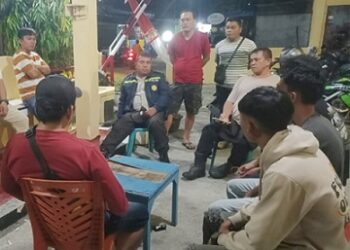piket Bhabinkamtibmas Kelurahan Dwikora AIPTU Devi Alexander bersama Unit Reskrim saat lakukan mediasi