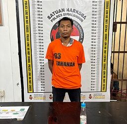 Tersangka Indrawan alias Mandra beserta barang bukti