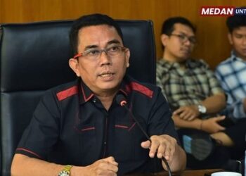 Ketua Komisi 4 DPRD Medan Paul Mei Anton Simanjuntak saat menggelar Rapat Dengar Pendapat membahas sejumlah bangunan tanpa Persetujuan Bangunan Gedung (PBG). (Foto Ist)