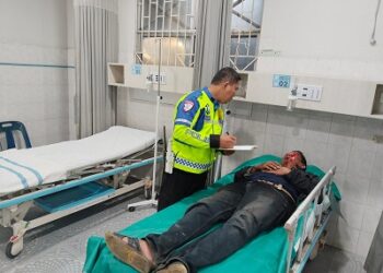 Personil Unit Gakkum Sat Lantas bantu evakuasi korban tabrakan tunggal, Indra Syahputra Siregar di rumah sakit terdekat untuk mendapatkan pengobatan medis
