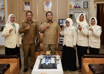 Wali Kota Pematangsiantar Wesly Silalahi SH MKn didampingi Plt. Kepala Dinsos P3A Drs. Risbon Sinaga menerima audiensi IPSM Kota Pematangsiantar di kantor wali kota