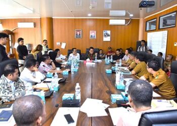 Ketua Komisi 4 DPRD Medan, Paul Mei Anton Simanjuntak saat memimpin RDP soal bangunan di Jln Suasa Raya, Medan Deli. (Foto Ist)