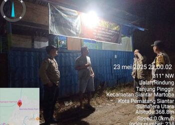 Kanit Binmas IPTU Marbudi S.Sos bersama Bhabinkamtibmas AIPTU Jonson Hutahuruk, AIPDA Abdul Malik dan AIPDA Andre Simatupang melaksanakan kegiatan SALING (Sapa Siskamling) di Pos Kamling Jalan Rindung
