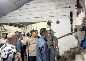 Personil Polres Pematangsiantar dan Polsek Siantar Timur saat mau evakuasi jasad korban