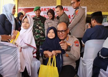 Kapolrestabes Medan Kombes Pol. Gidion Arif Setyawan saat hadir mengunjungi Panti Asuhan Sahabat Yatim Indonesia di Jln. Amal, Medan Sunggal, (Foto Ist)