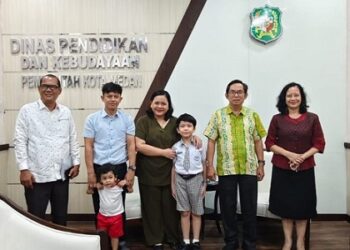 Anggota DPRD Kota Medan, Antonius Devolis Tumanggor dan Vincent Hizkia Nathanael Sinurat saat audensi ke Dinas Pendidikan dan Kebudayaan Kota Medan. (Foto Ist)