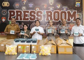 Kapolres Pematangsiantar AKBP Sah Udur T.M. Sitinjak SH. SIK. MH didampingi Wakapolres Hendrik Situmorang MM dan Kasat Resnarkoba AKP Jonni H. Pardede SH saat menerim bantuan alat test urine dari Walikota Pematangsiantar Wesly Silalahi