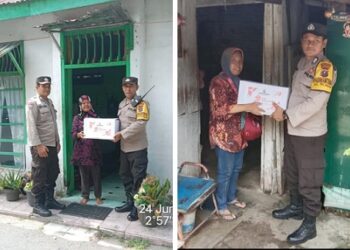 Bhabinkamtibmas BRIPKA Agus Rumahorbo dan BRIPKA Surya Darma saat berikan bansos kepada Ibu Marlina dan Ibu Erni Rutia Ningsih