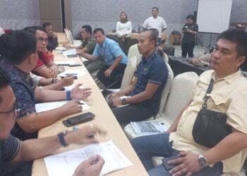 Jajaran Komisi 4 DPRD Medan saat melakukan sidak ke Grand Central Hotel. (Foto Romulo)