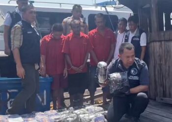 Direktur Reserse Narkoba Polda Sumut, Kombes Pol Jean Calvijn Simanjuntak saat paparan hasil tangkapan 30 Kg Sabu dan 2.000 Liquid Vape Dari Malaysia dengan memghadirkan 3 tersangka. (Foto Ist)