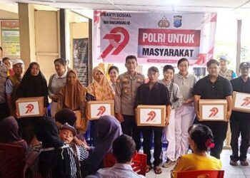 Polsek TBS Bersama Yayasan Buddha Tzu Chi Bagikan Sembako kepada Warga Membutuhkan 