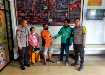 Pawas bersama Ka SPKT dan Bhabinkamtibmas Kelurahan Baru menyelesaikan perkara perkelahian antar pengemudi Ojek 