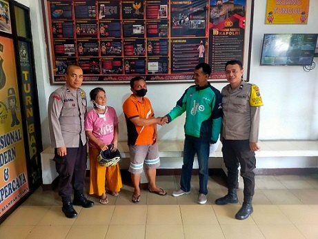 Pawas bersama Ka SPKT dan Bhabinkamtibmas Kelurahan Baru menyelesaikan perkara perkelahian antar pengemudi Ojek