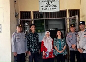 KBO IPTU Mianto bersama Kanit Bhabinkamtibmas IPDA Maraden Pardede dan BRIGADIR Syamsul Bachri penyuluhan KDRT di Kantor KUA Kecamatan Siantar Utara