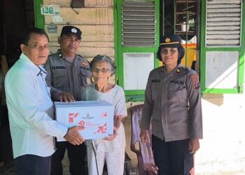 Wakapolsek Siantar Marihat IPTU Nana Sandra SH didampingi Kanit Intel IPTU Ponijan Damanik SH dan Bhabinkamtibmas AIPTU Poltak Sinambela saat berikan bansos kepada Ibu Tiurma br. Hutabarat