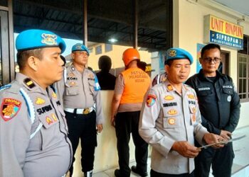 Kasi Propam Polrestabes Medan AKBP Suharmono memberikan keterangan kepada awak media di Polrestabes Medan terkait tindakan Aiptu RH yang turut dihadirkan dengan memakai rompi bertuliskan " Patsus Polrestabes Medan" (Foto Ist)