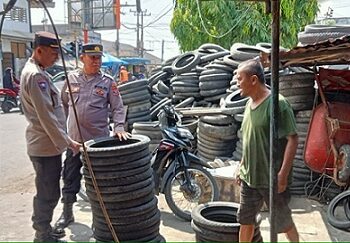 KBO IPTU Mianto bersama Kanit Bhabinkamtibmas IPDA M. Pardede, PS. Kanit Binpolmas Aiptu Sahyadi Damanik, PS. Kanit Bintibsos Bripka Hermansyah Putra, S.H dan Brigadir Syamsul Bachri saat sambangi pedagang ban bekas
