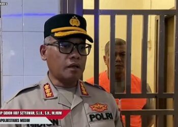 Kapolrestabes Medan Kombes Pol Gidion Arif Setyawan saat mengecek Aiptu RH anggota Sat Lantas yang lakukan pungli diruang Patsus Polrestabes Medan. (Foto Ist)
