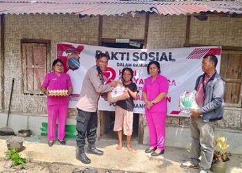 Kapolsek Bangun AKP Radiaman Simarmata Bagikan Bansos untuk Warakawuri dan Warga Kurang Mampu