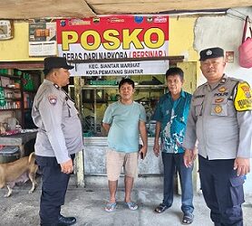piket Bhabinkamtibmas Aiptu Poltak Sinambela, Aipda Ijon Rotuah Saragih dan Aipda Adilman Manalu melaksanakan sambang di Posko Bebas dari Narkoba (Bersinar) di Jalan Pisang