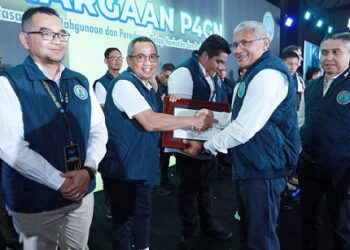 Perwakilan manajemen Pelindo Regional 1 Helmi selaku Manager SDM Regional 1 saat terima penghargaan dari Kepala BNN RI 