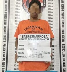 Tersangka BRR alias Bobi dan barang bukti diamankan di Sat Resnarkoba Polres Pematangsiantar