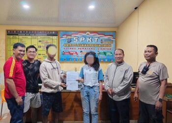 Kapolsek Siantar Marihat AKP Doni Simanjuntak SH bersama piket SPKT Polres Pematangsiantar Problem Solving masalah antara Y br. S dan BS