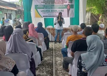 Anggota DPRD Kota Medan, Lailatul Badri saat sosialisasi produk hukum daerah Kota Medan Perda No 7 Tahun 2024 tentang Perubahan atas Perda No 6 Tahun 2015 tentang pengelolaan Persampahan di Jalan Alfalah VI, Kelurahan Glugur Darat I, Kecamatan Medan Timur. (Foto Romulo).