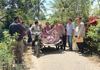 Kapolsek Siantar Martoba AKP Restuadi SH bersama personil saat menemukan jenajah korban Maju Hutabrat dibawa menggunakan betor dari ladangnya